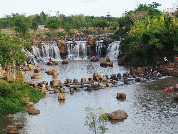 Thác Giang Điền (Đồng Nai) nổi tiếng với thảm thực vật vô cùng phong phú, khung cảnh đẹp của sông nước cũng như thác nước tung bọt trắng xóa.